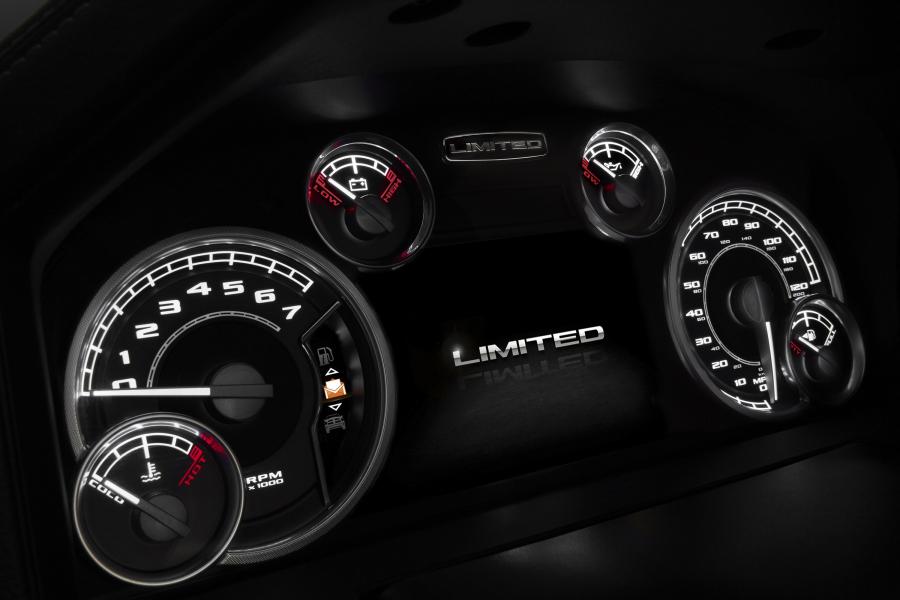 Панель приборов Dodge Ram 1500 Laramie Limited Crew Cab 2015 года  (фото 39 из 46)